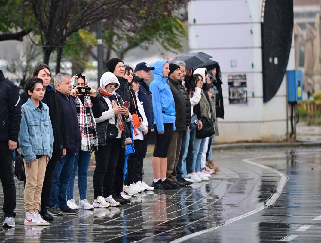 Atatürk’ü minnetle anıyoruz! Türkiye’de saat 9’u 5’geçe hayat durdu 39